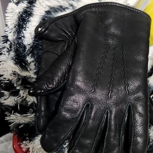 Genuine Leather Black Gloves with cozy soft lining inside made by Rubin gloves.